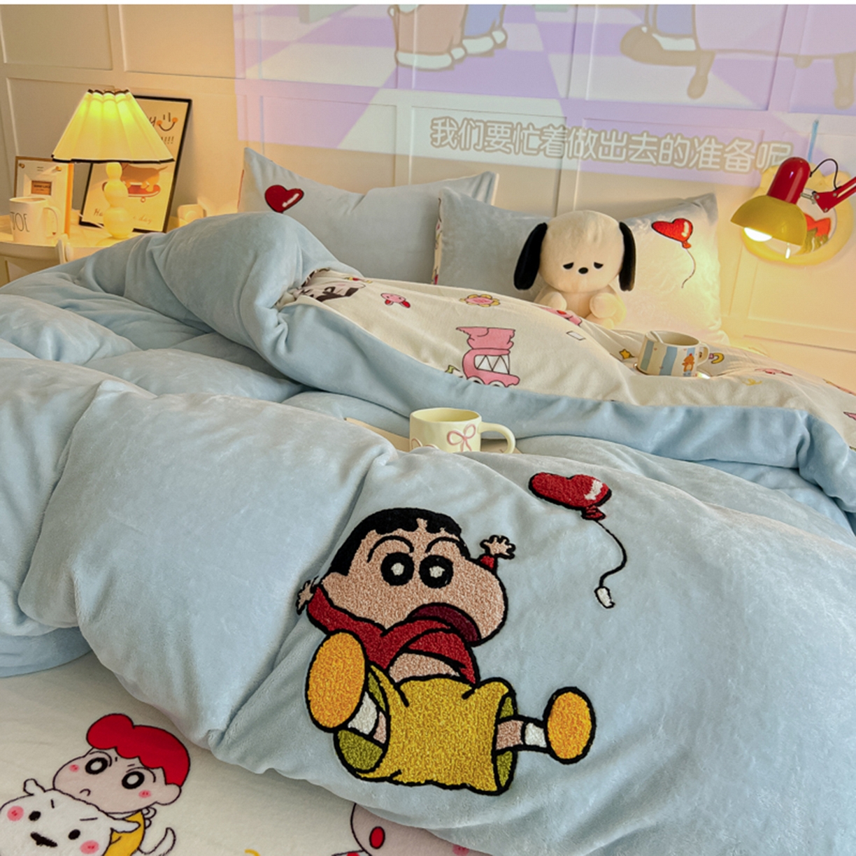 91家纺网 家纺一手货源 找家纺 子钦家纺 2025新款热款牛奶绒蜡笔小新系列四件套 新款调皮的小新同学天蓝