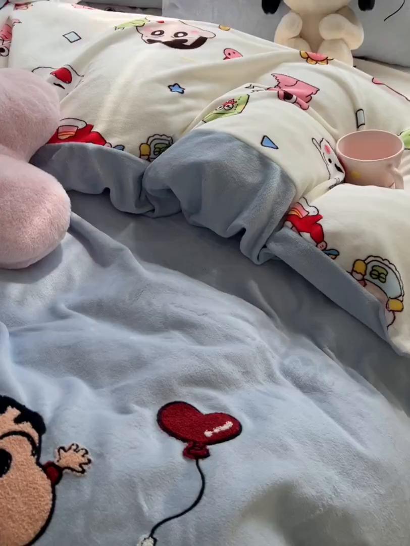 91家纺网 家纺一手货源 找家纺 子钦家纺 2025新款热款牛奶绒蜡笔小新系列四件套 新款调皮的小新同学天蓝