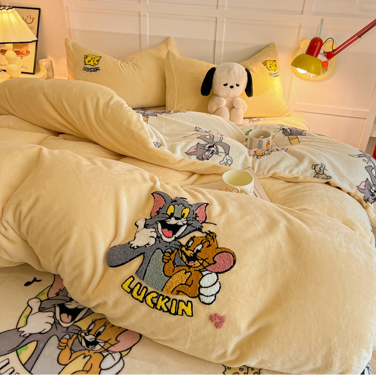91家纺网 家纺一手货源 找家纺 子钦家纺 2025新款热款牛奶绒蜡笔小新系列四件套 新款猫先生和鼠小弟奶油黄
