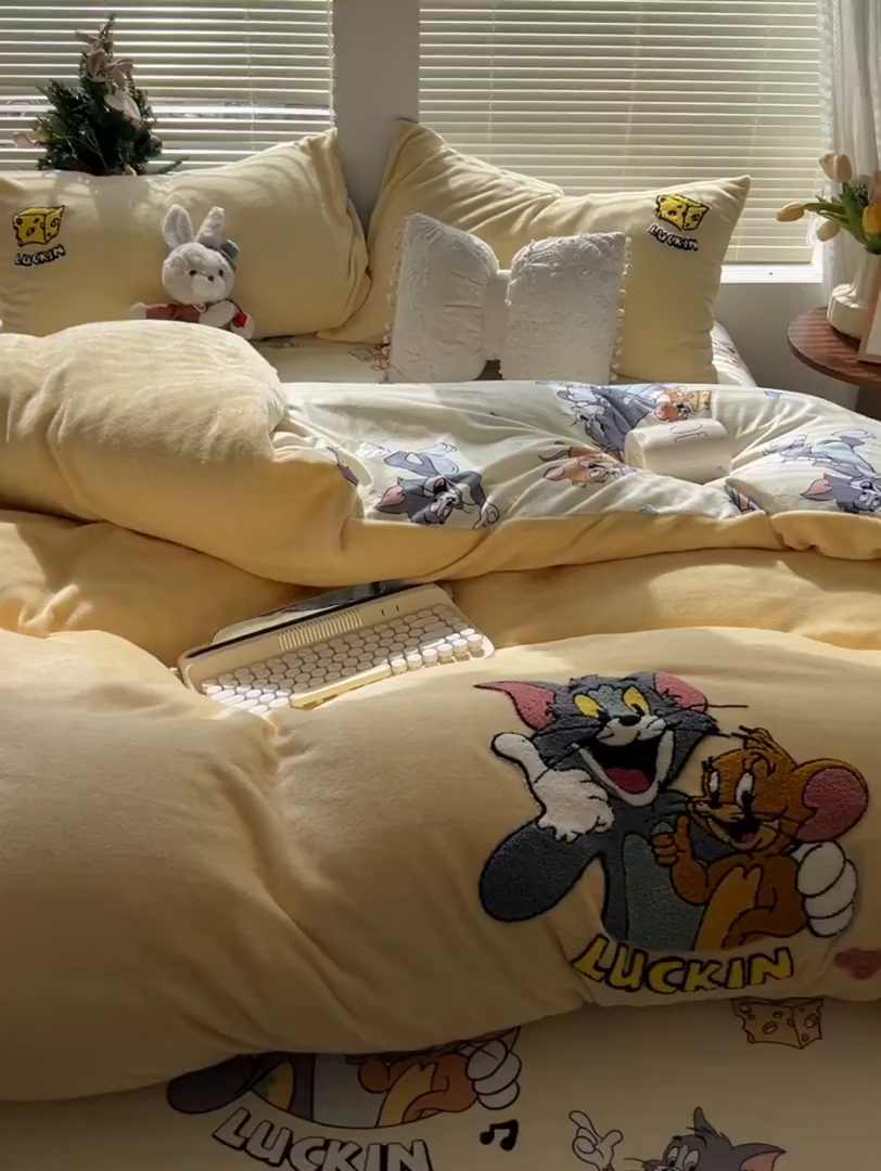 91家纺网 家纺一手货源 找家纺 子钦家纺 2025新款热款牛奶绒蜡笔小新系列四件套 新款猫先生和鼠小弟奶油黄