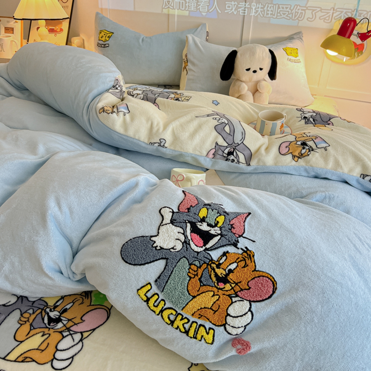 91家纺网 家纺一手货源 找家纺 子钦家纺 2025新款热款牛奶绒蜡笔小新系列四件套 新款猫先生和鼠小弟天蓝