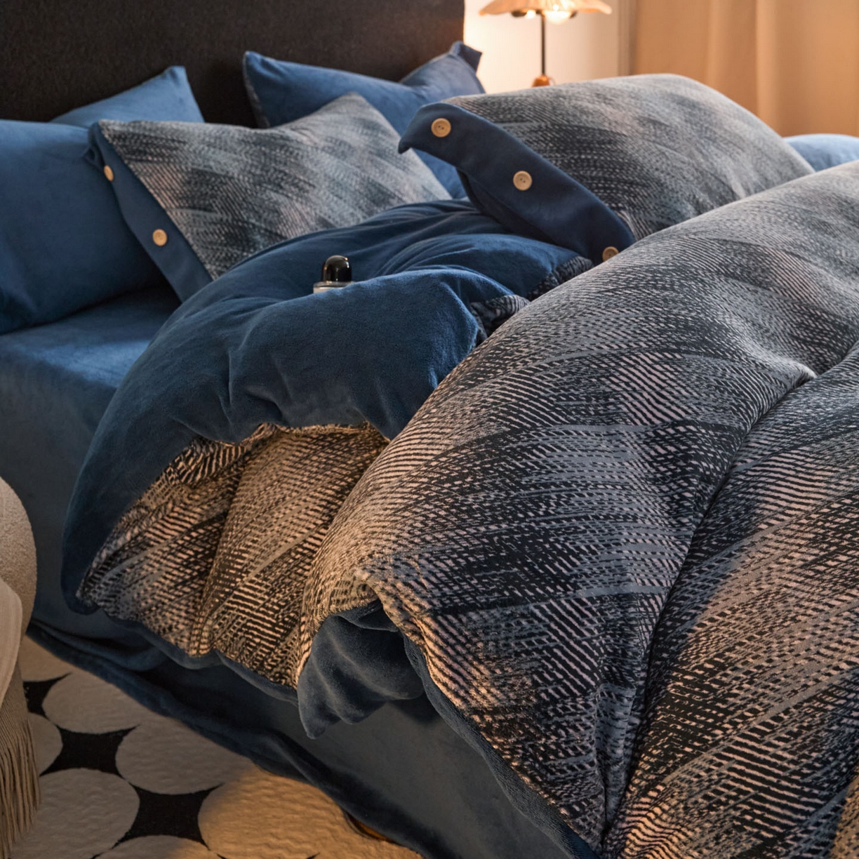 91家纺网 家纺一手货源 找家纺 （总）绒城 2025新款纽扣工艺款230克美丽绒四件套 牛奶绒四件套-美丽