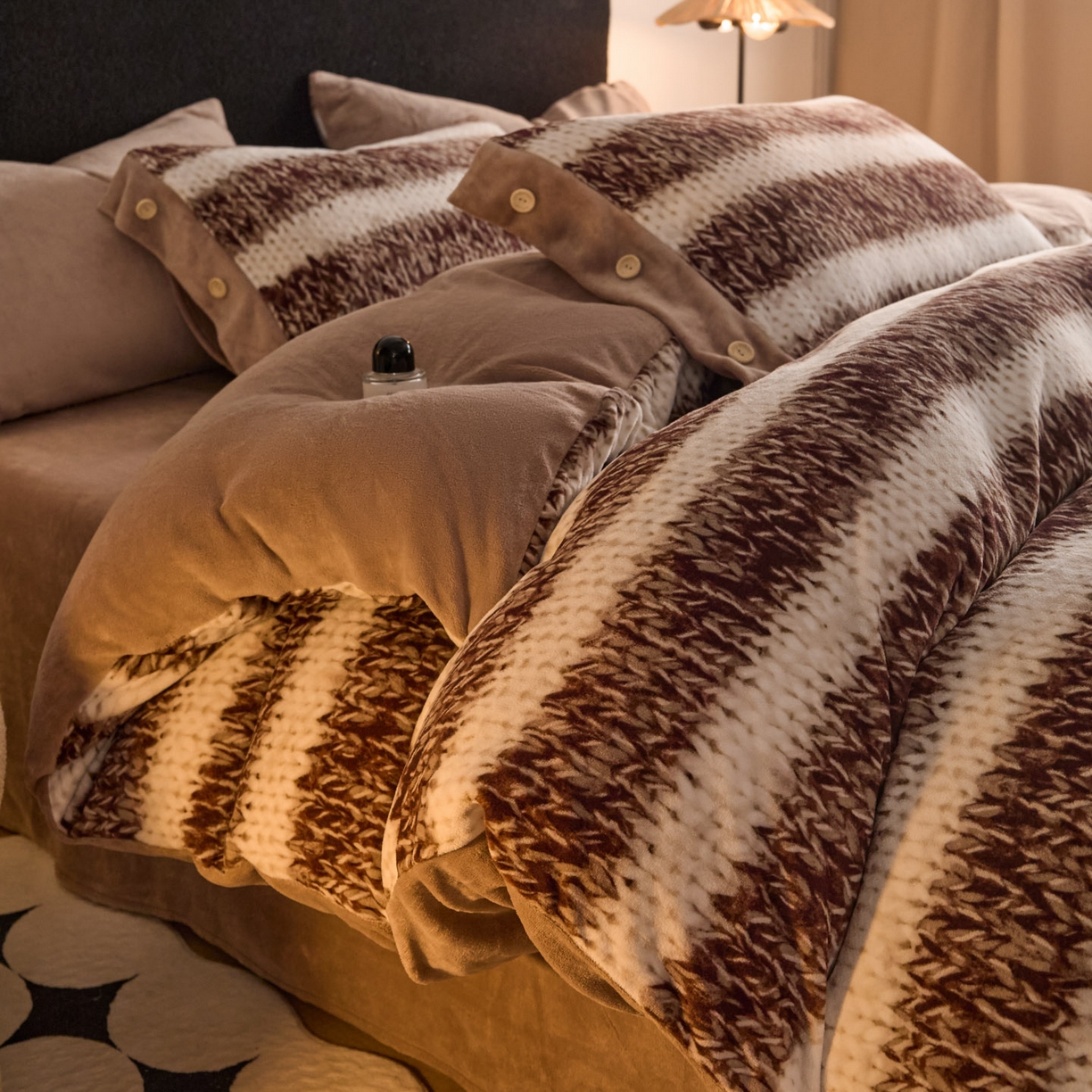 91家纺网 家纺一手货源 找家纺 （总）绒城 2025新款纽扣工艺款230克美丽绒四件套 牛奶绒四件套-美丽