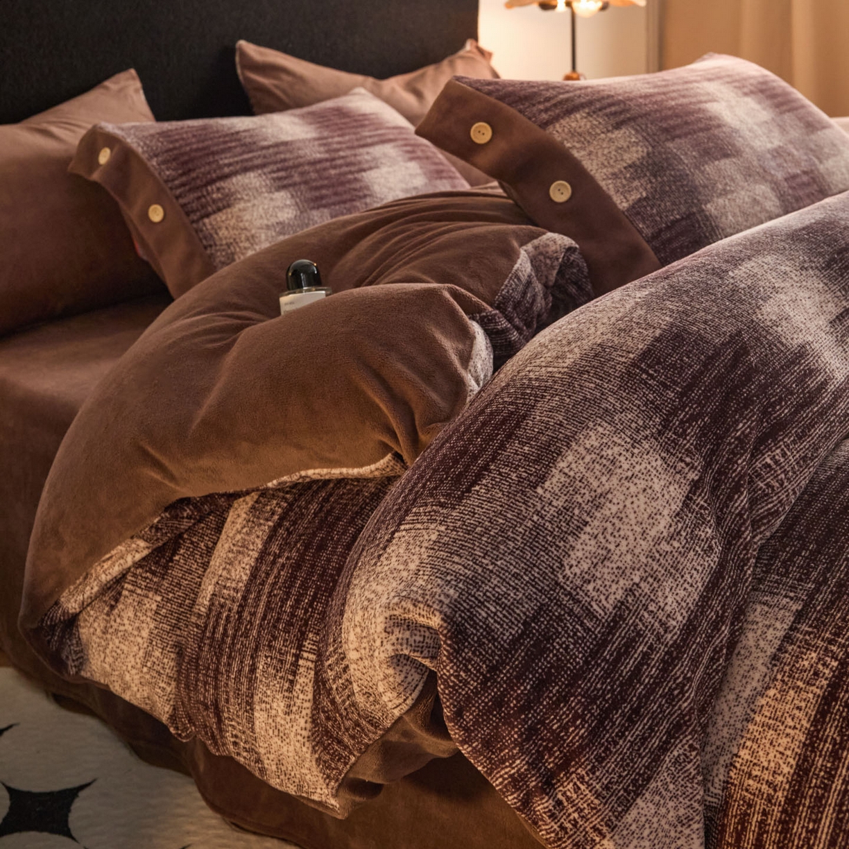 91家纺网 家纺一手货源 找家纺 （总）绒城 2025新款纽扣工艺款230克美丽绒四件套 牛奶绒四件套-美丽