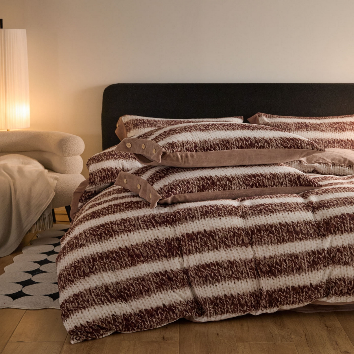 91家纺网 家纺一手货源 找家纺 （总）绒城 2025新款纽扣工艺款230克美丽绒四件套 牛奶绒四件套-美丽