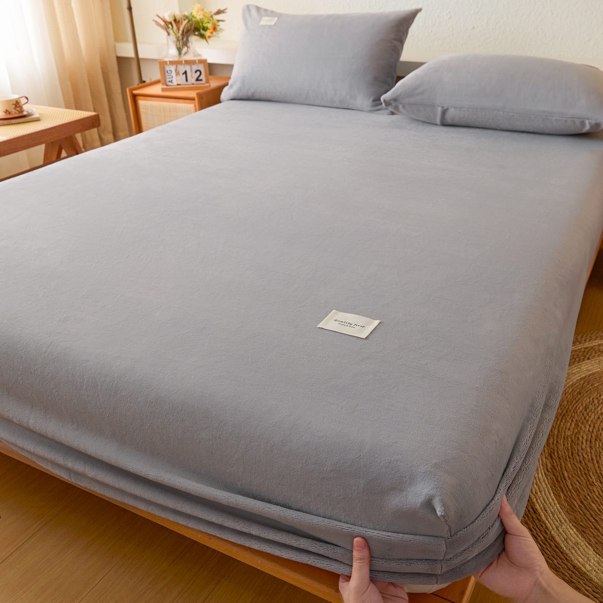 91家纺网 家纺一手货源 找家纺 梵克保罗 2025新款牛奶绒单床笠系列 浅灰