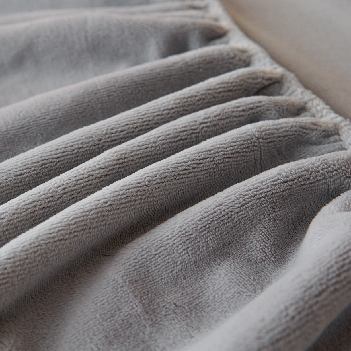 91家纺网 家纺一手货源 找家纺 梵克保罗 2025新款牛奶绒单床笠系列 浅灰