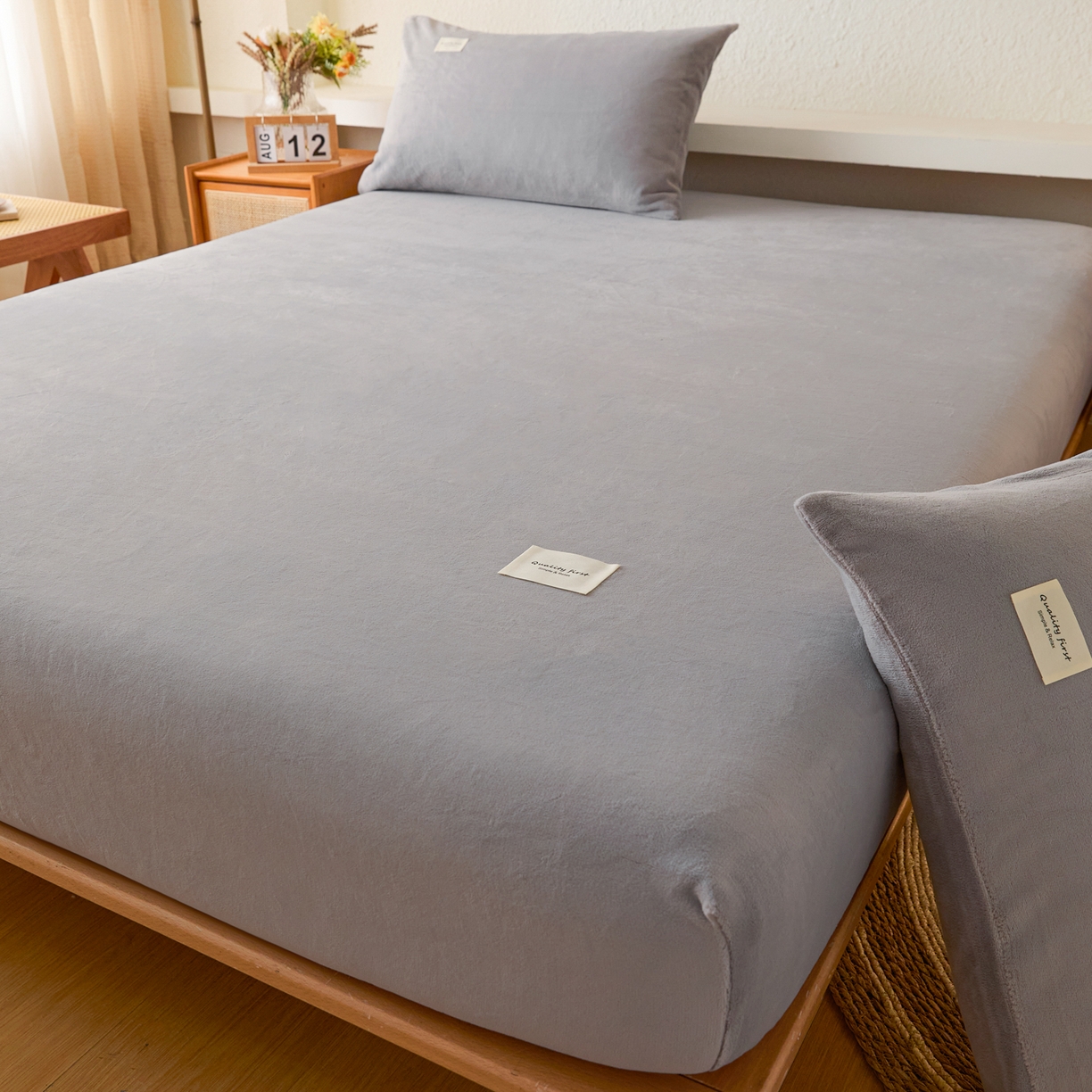 91家纺网 家纺一手货源 找家纺 梵克保罗 2025新款牛奶绒单床笠系列 浅灰