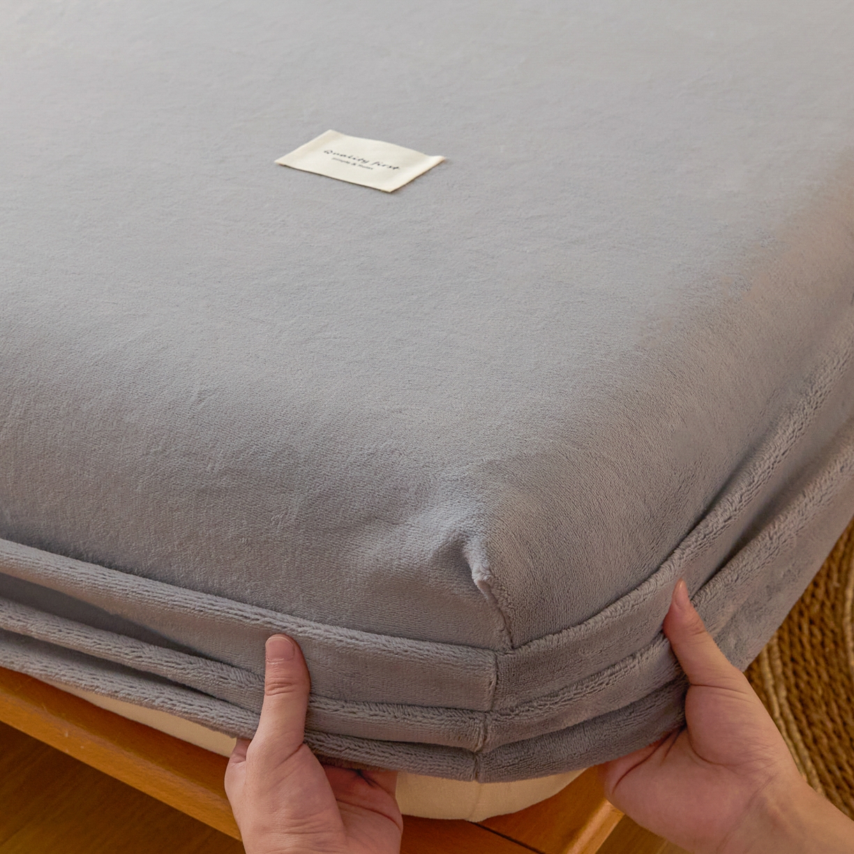 91家纺网 家纺一手货源 找家纺 梵克保罗 2025新款牛奶绒单床笠系列 浅灰