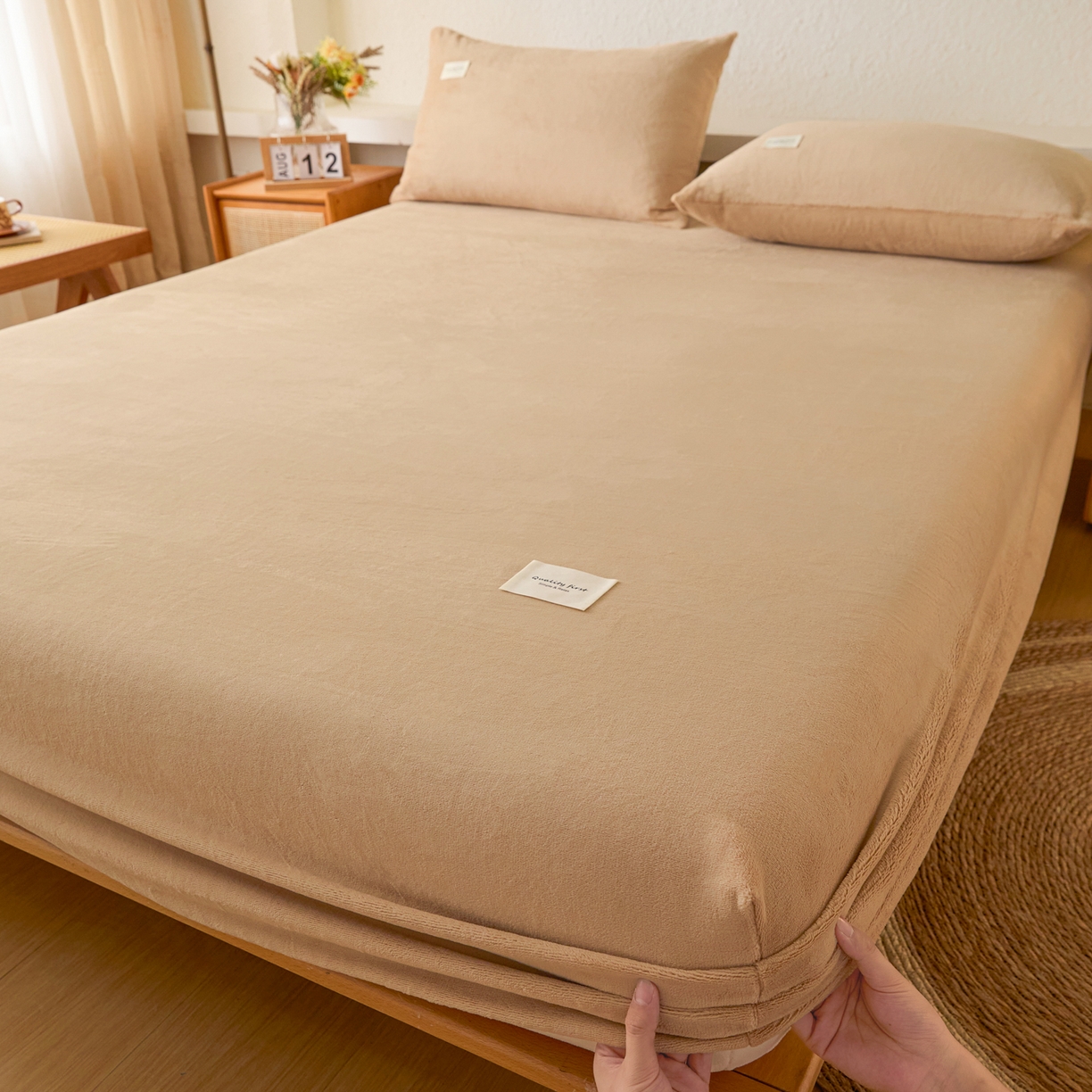 91家纺网 家纺一手货源 找家纺 梵克保罗 2025新款牛奶绒单床笠系列 卡其