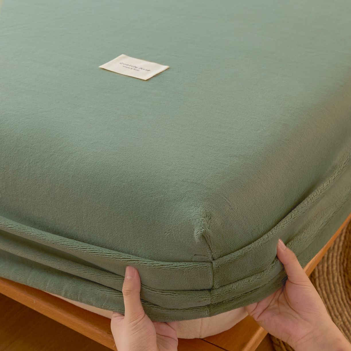 91家纺网 家纺一手货源 找家纺 梵克保罗 2025新款牛奶绒单床笠系列 墨子绿