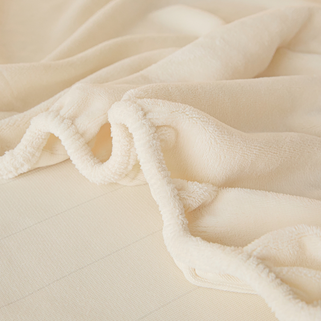 91家纺网 家纺一手货源 找家纺 梵克保罗 2025新款牛奶绒单床笠系列 奶油白