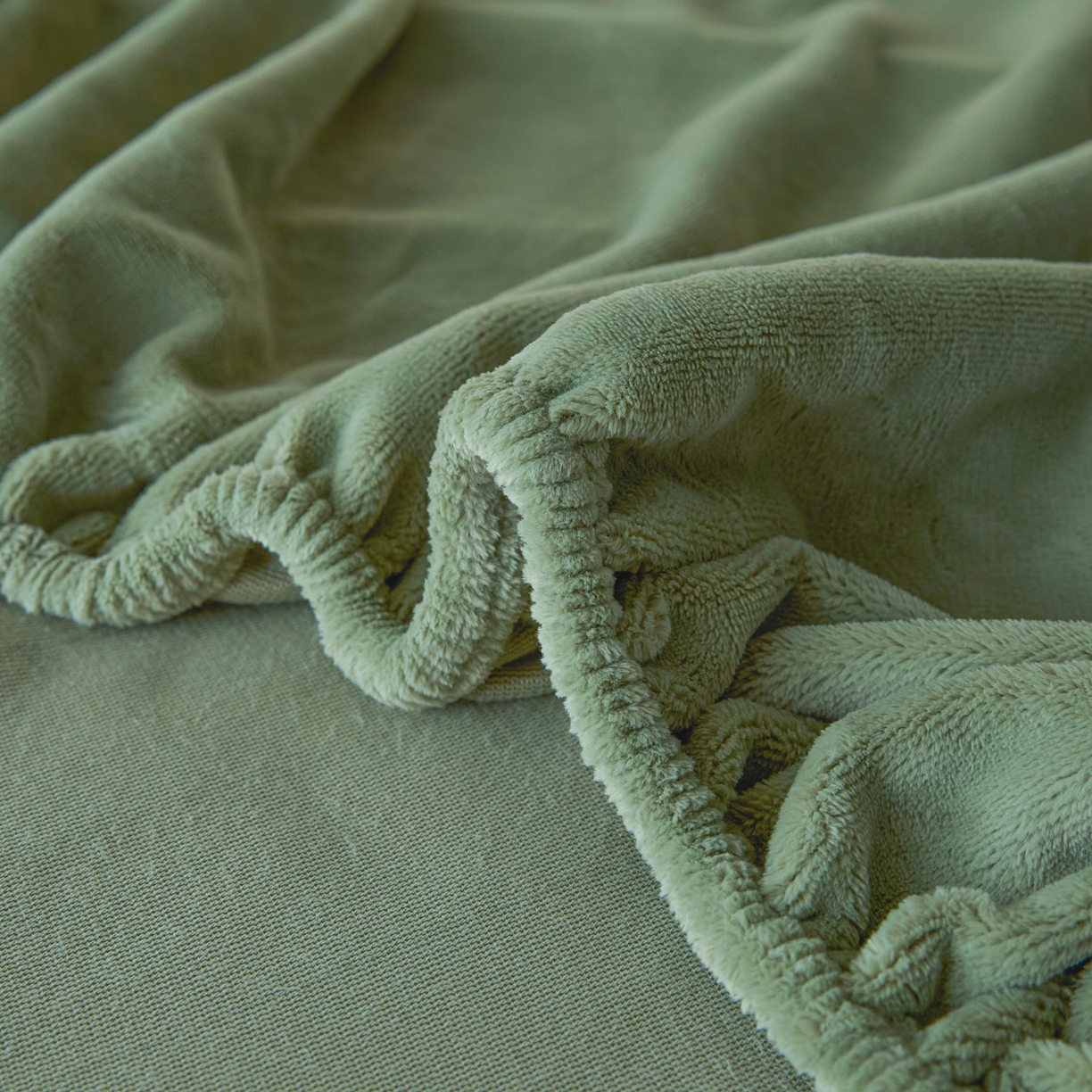 91家纺网 家纺一手货源 找家纺 梵克保罗 2025新款牛奶绒单床笠系列 墨子绿