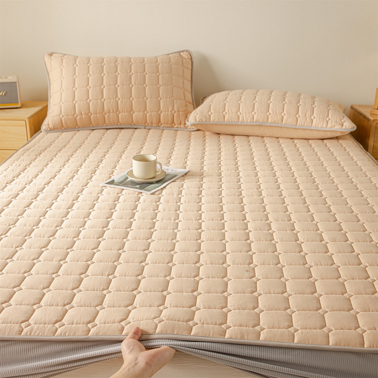 91家纺网 家纺一手货源 找家纺 2025新款全棉牛奶绒双面款夹棉床笠 奶茶咖