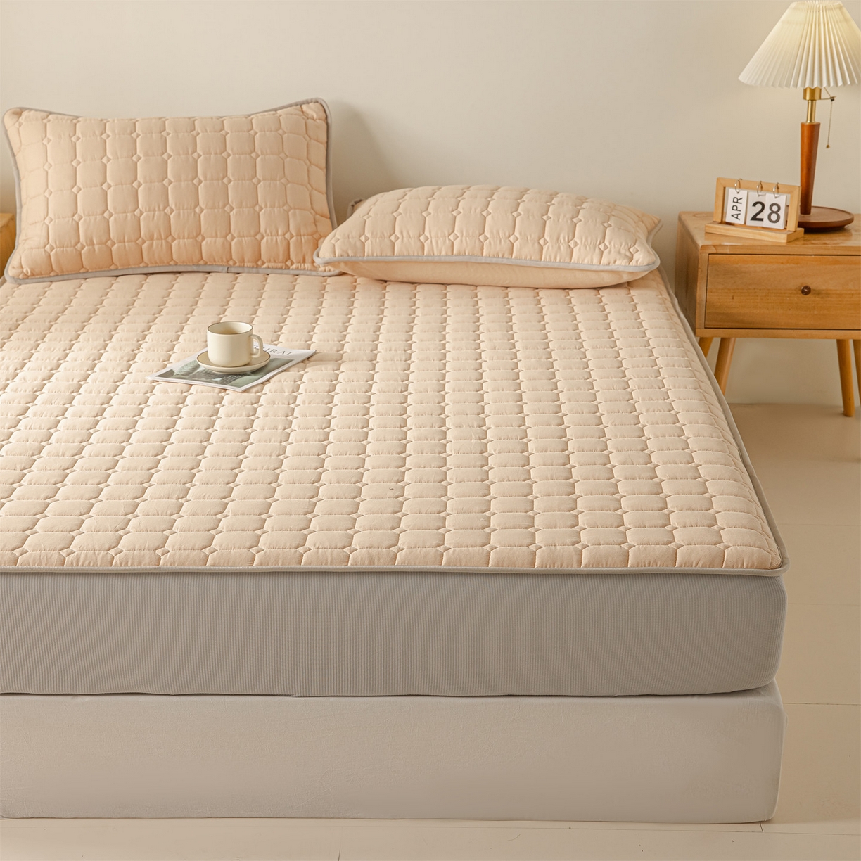 91家纺网 家纺一手货源 找家纺 2025新款全棉牛奶绒双面款夹棉床笠 奶茶咖