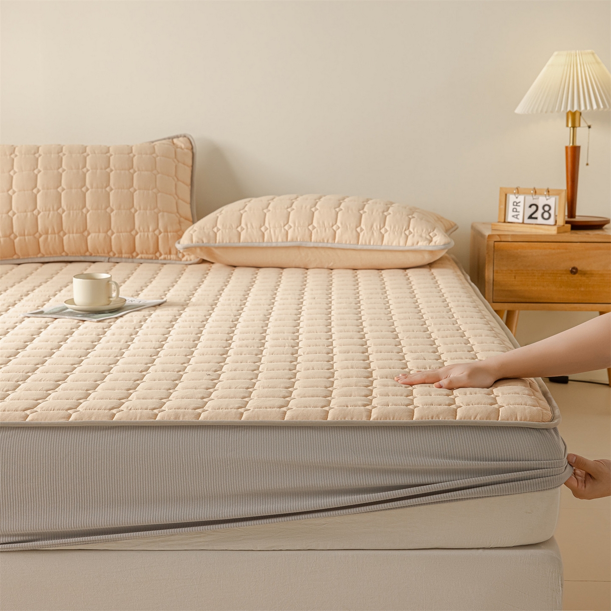 91家纺网 家纺一手货源 找家纺 2025新款全棉牛奶绒双面款夹棉床笠 奶茶咖