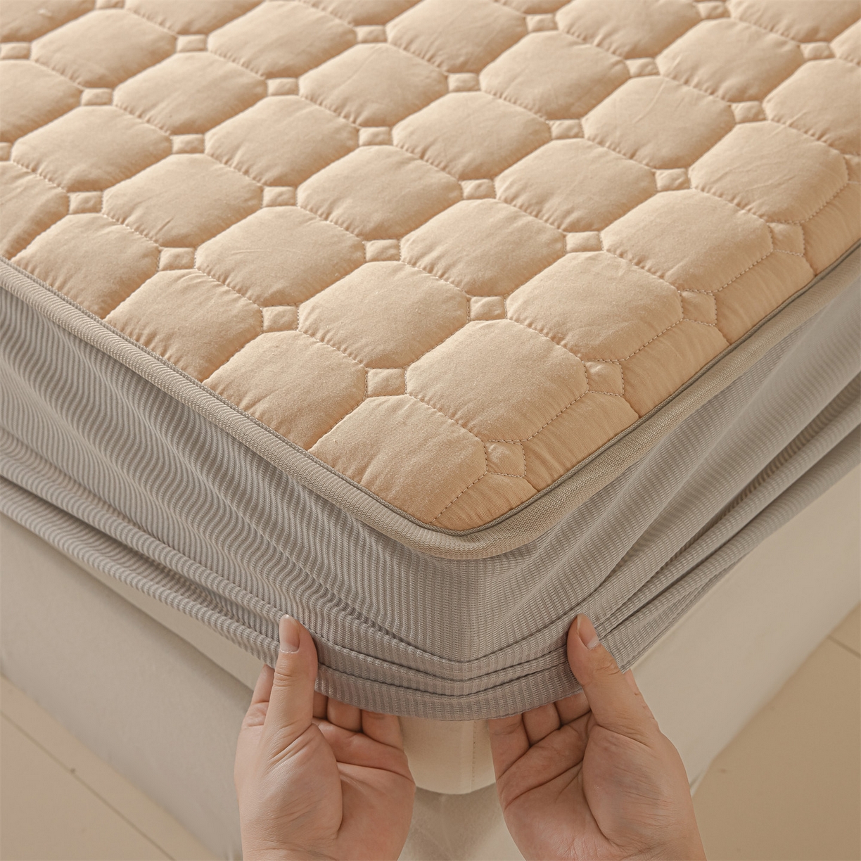 91家纺网 家纺一手货源 找家纺 2025新款全棉牛奶绒双面款夹棉床笠 奶茶咖