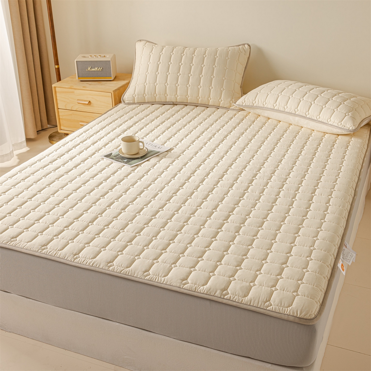 91家纺网 家纺一手货源 找家纺 2025新款全棉牛奶绒双面款夹棉床笠 奶油白