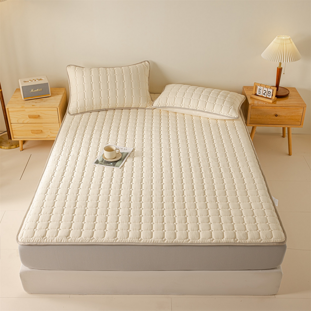 91家纺网 家纺一手货源 找家纺 2025新款全棉牛奶绒双面款夹棉床笠 奶油白