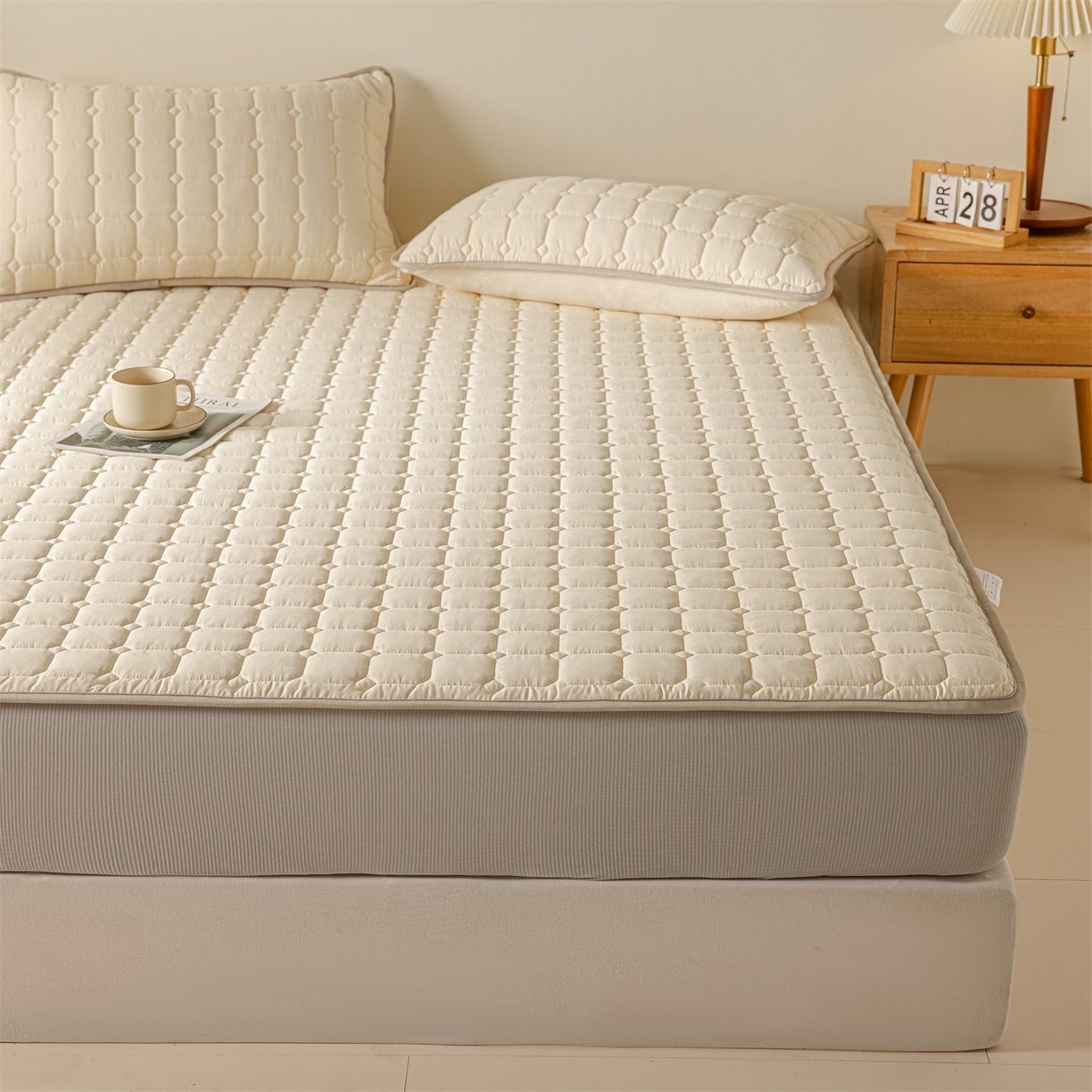 91家纺网 家纺一手货源 找家纺 2025新款全棉牛奶绒双面款夹棉床笠 奶油白