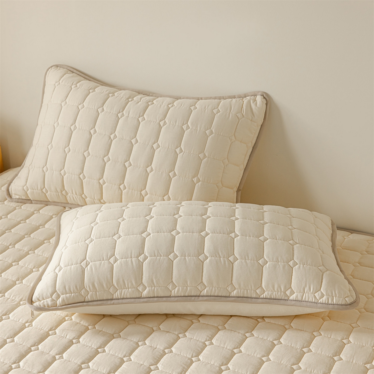 91家纺网 家纺一手货源 找家纺 2025新款全棉牛奶绒双面款夹棉床笠 奶油白