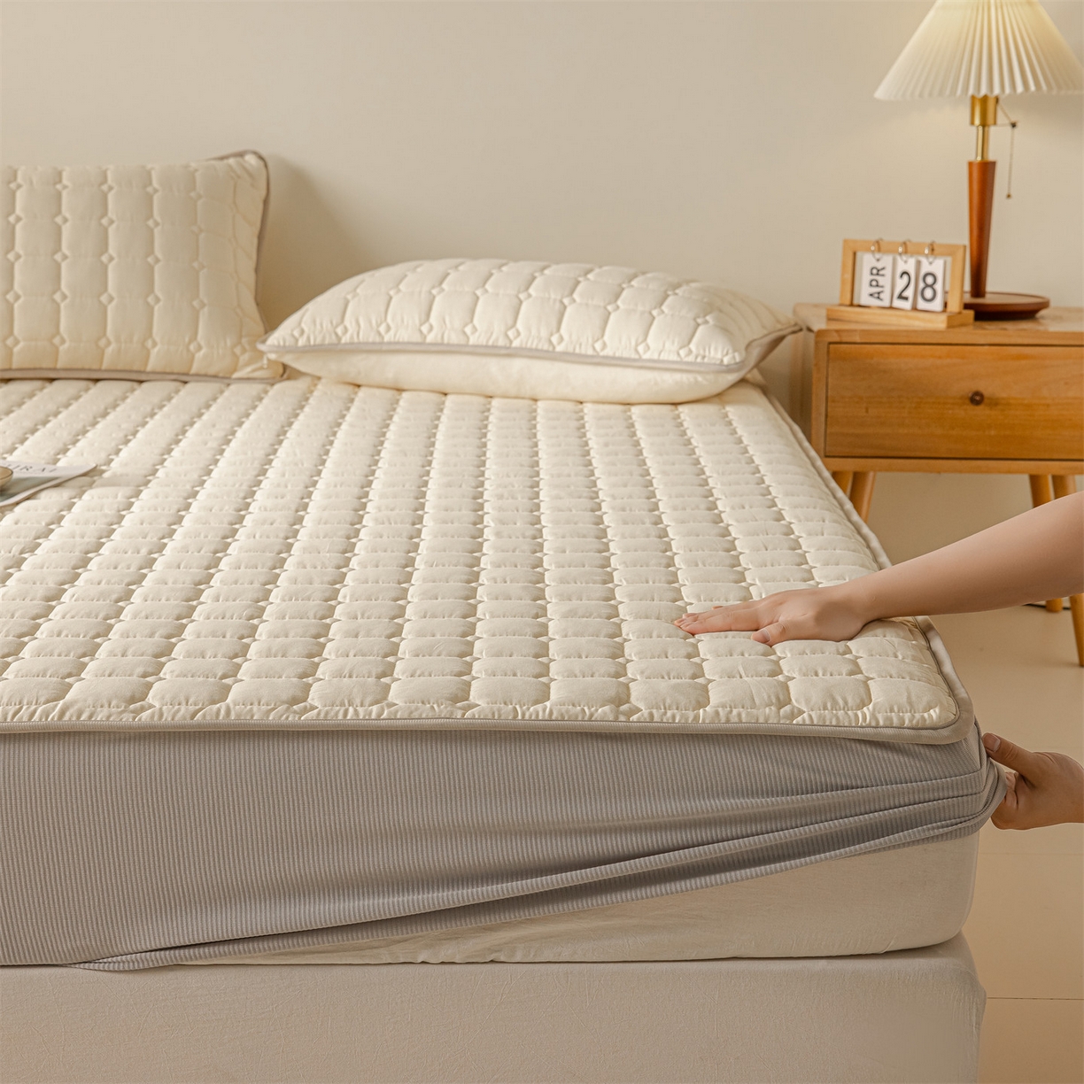 91家纺网 家纺一手货源 找家纺 2025新款全棉牛奶绒双面款夹棉床笠 奶油白