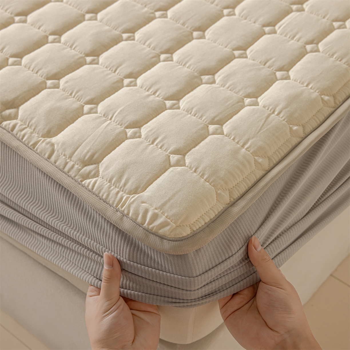 91家纺网 家纺一手货源 找家纺 2025新款全棉牛奶绒双面款夹棉床笠 奶油白