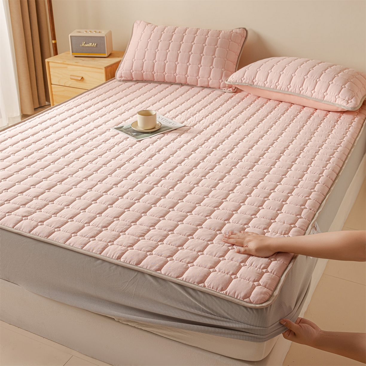 91家纺网 家纺一手货源 找家纺 2025新款全棉牛奶绒双面款夹棉床笠 少女粉