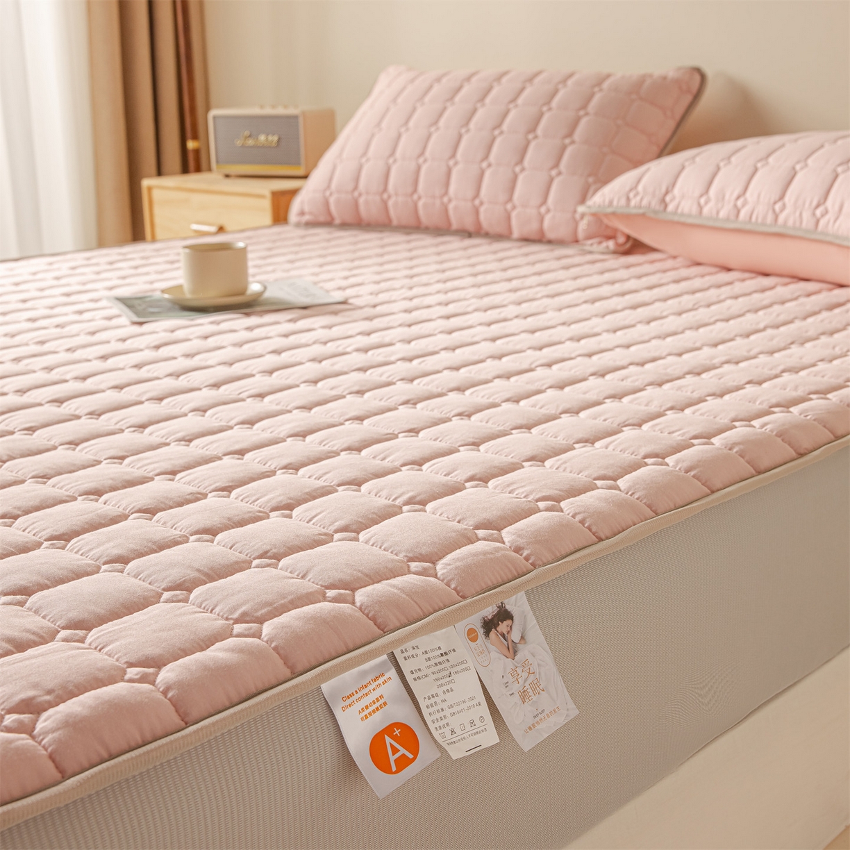 91家纺网 家纺一手货源 找家纺 2025新款全棉牛奶绒双面款夹棉床笠 少女粉