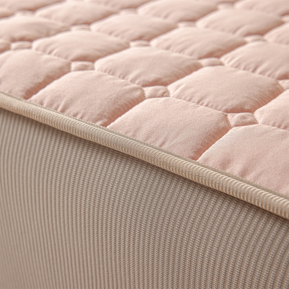 91家纺网 家纺一手货源 找家纺 2025新款全棉牛奶绒双面款夹棉床笠 少女粉