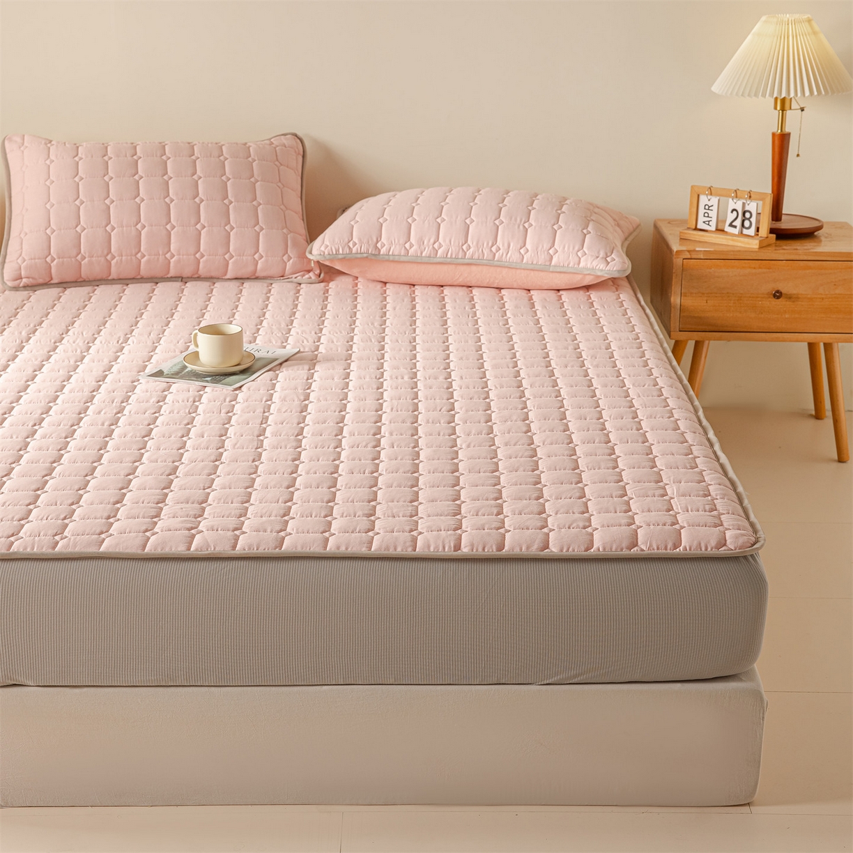 91家纺网 家纺一手货源 找家纺 2025新款全棉牛奶绒双面款夹棉床笠 少女粉