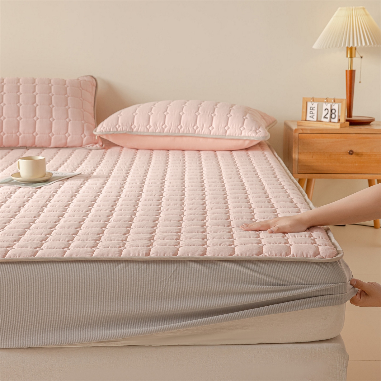 91家纺网 家纺一手货源 找家纺 2025新款全棉牛奶绒双面款夹棉床笠 少女粉