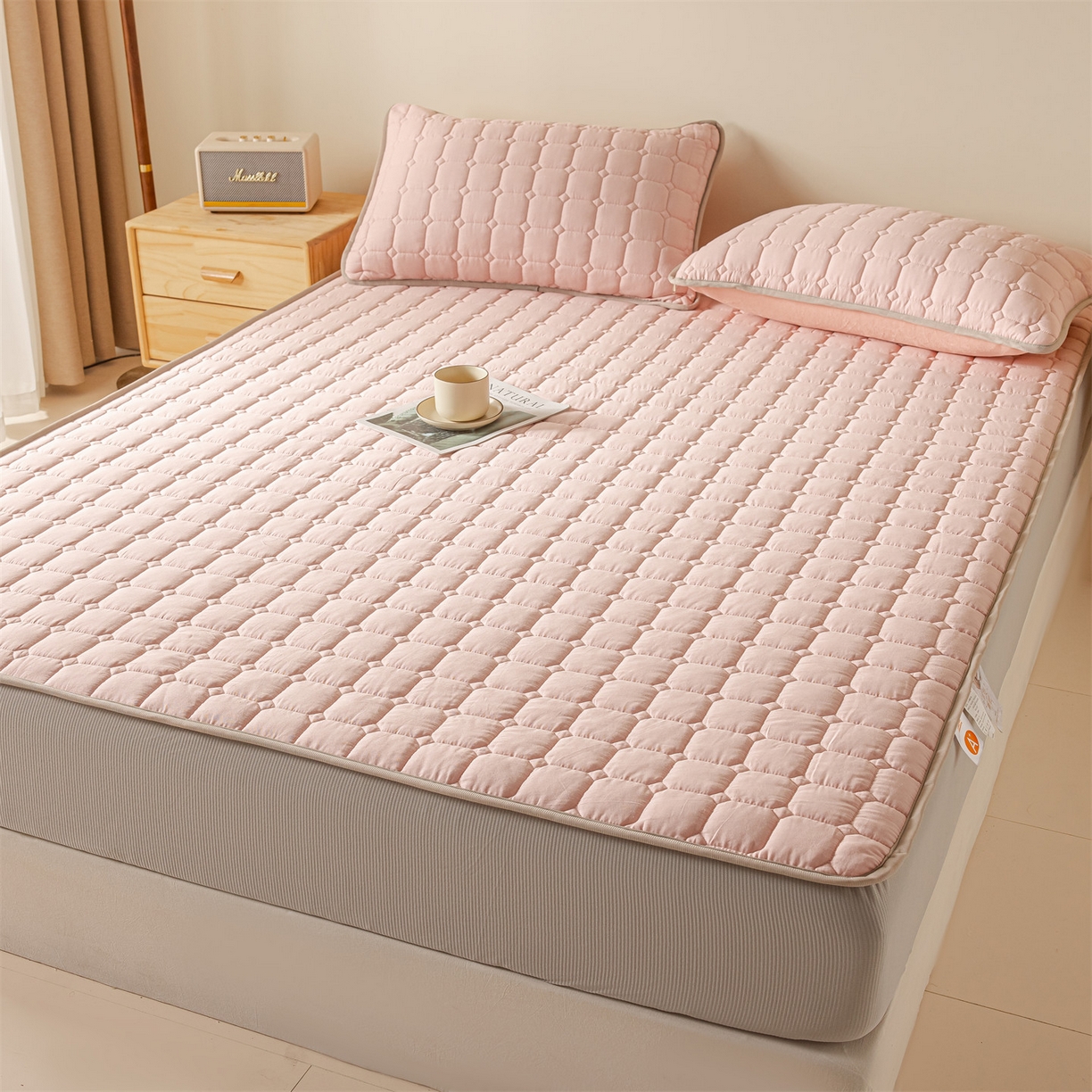 91家纺网 家纺一手货源 找家纺 2025新款全棉牛奶绒双面款夹棉床笠 少女粉