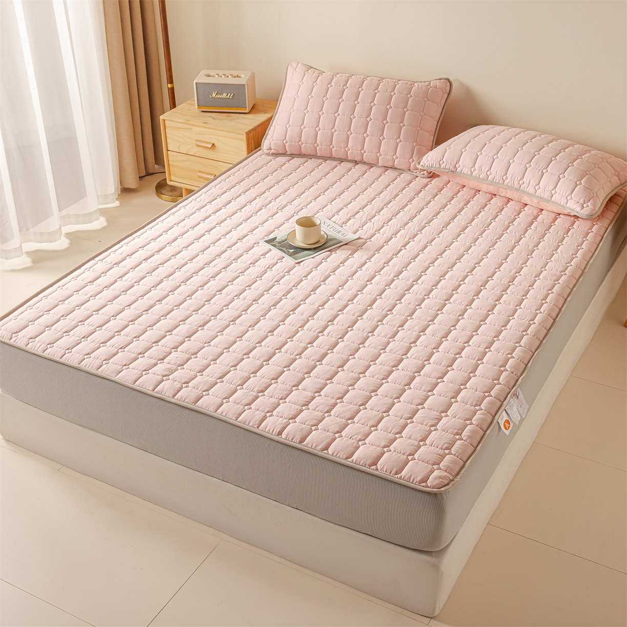 91家纺网 家纺一手货源 找家纺 2025新款全棉牛奶绒双面款夹棉床笠 少女粉