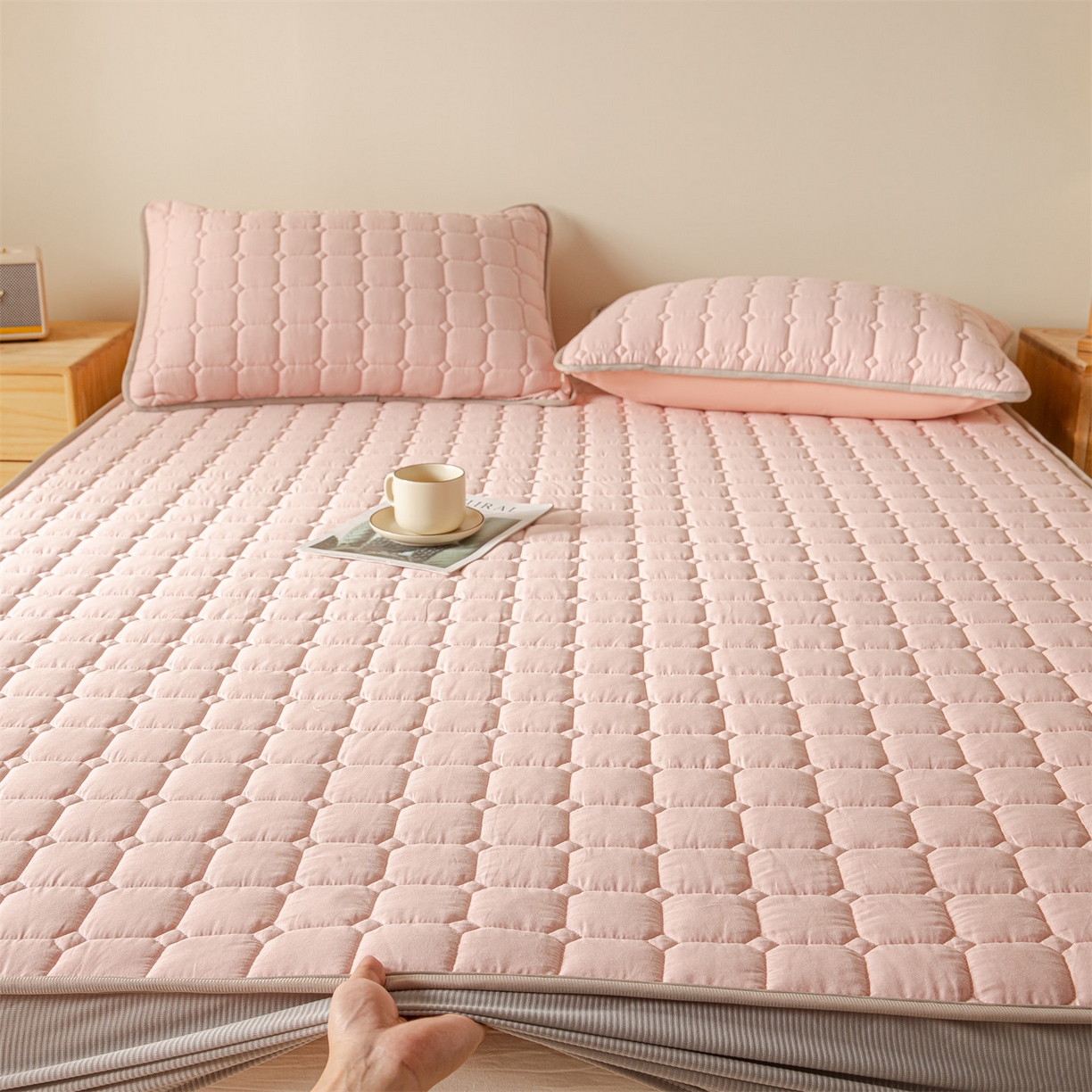 91家纺网 家纺一手货源 找家纺 2025新款全棉牛奶绒双面款夹棉床笠 少女粉