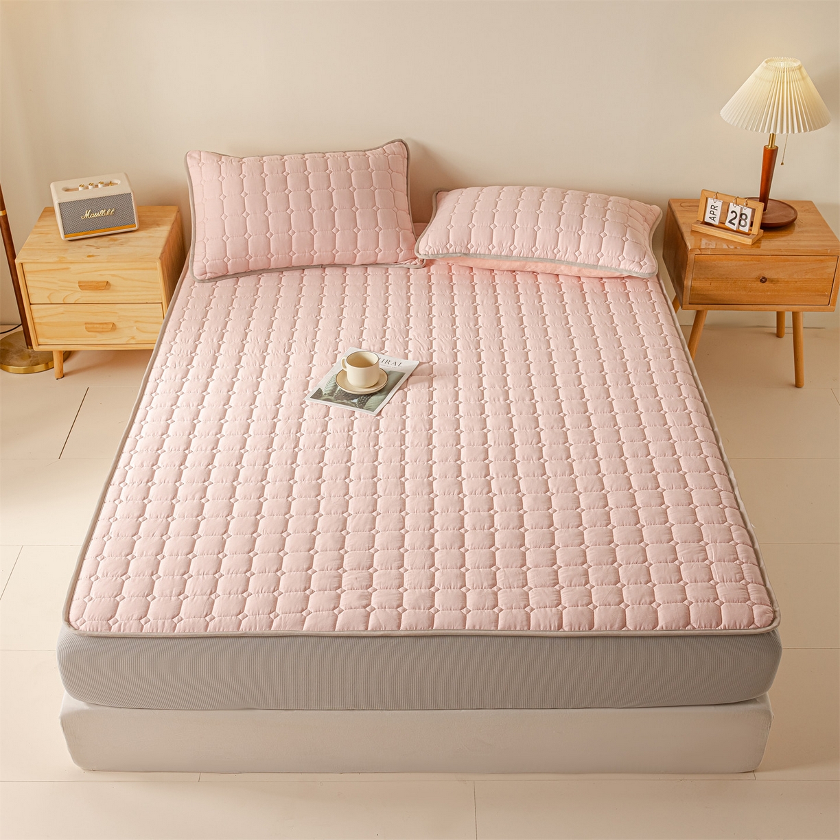 91家纺网 家纺一手货源 找家纺 2025新款全棉牛奶绒双面款夹棉床笠 少女粉