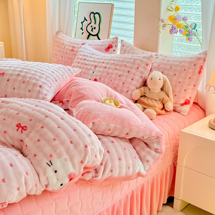 91家纺网 家纺一手货源 找家纺 金盛皇朝家纺 2025新款高克重仿兔毛泡泡牛奶绒床单床盖单件三件四件套 奶绒猫语