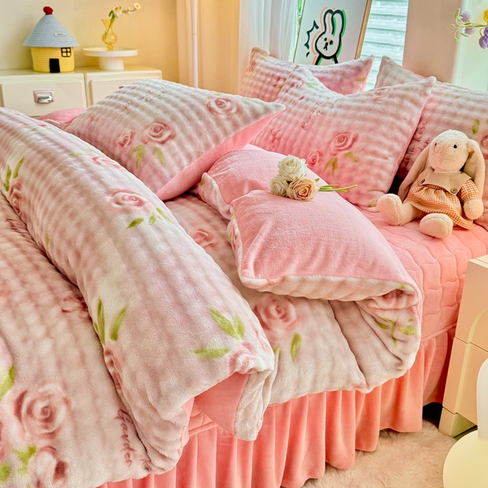 91家纺网 家纺一手货源 找家纺 金盛皇朝家纺 2025新款高克重仿兔毛泡泡牛奶绒床单床盖单件三件四件套 花辰月夕