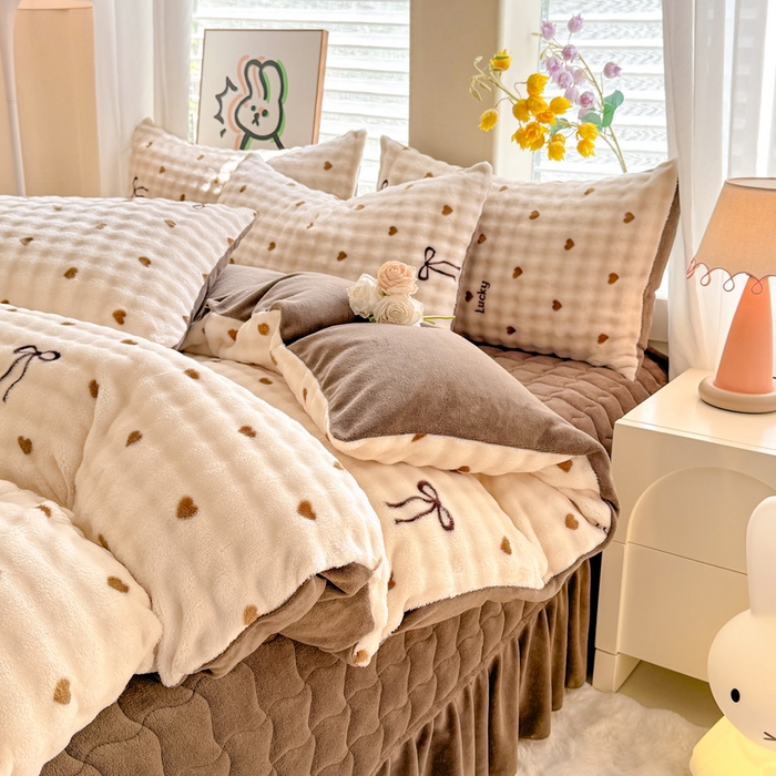 91家纺网 家纺一手货源 找家纺 金盛皇朝家纺 2025新款高克重仿兔毛泡泡牛奶绒床单床盖单件三件四件套 萌心点点