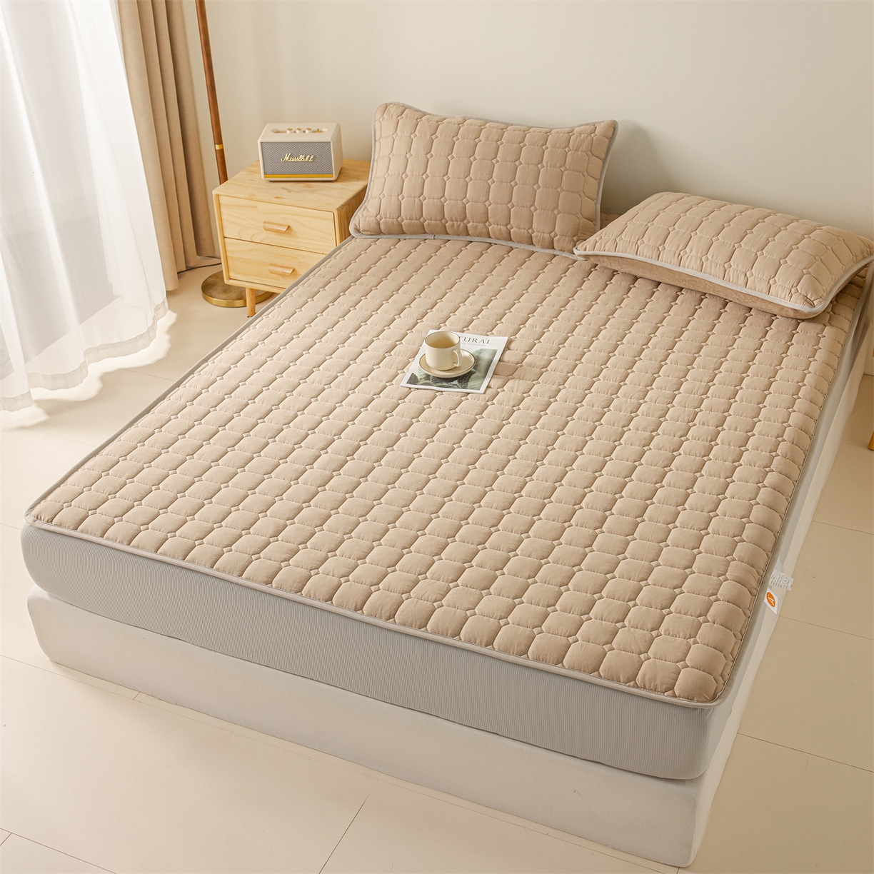 91家纺网 家纺一手货源 找家纺 2025新款全棉牛奶绒双面款夹棉床笠 深咖