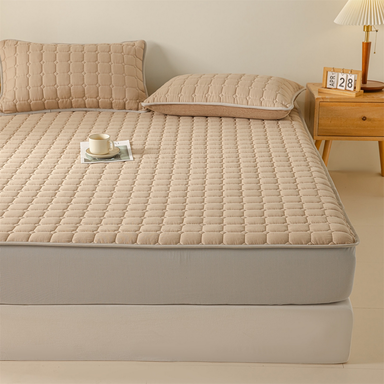 91家纺网 家纺一手货源 找家纺 2025新款全棉牛奶绒双面款夹棉床笠 深咖