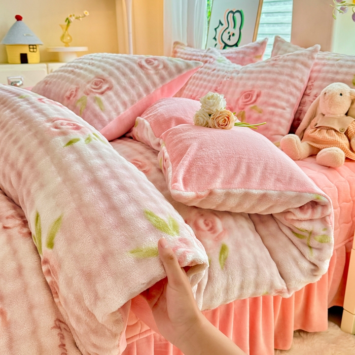 91家纺网 家纺一手货源 找家纺 金盛皇朝家纺 2025新款高克重仿兔毛泡泡牛奶绒床单床盖单件三件四件套 花辰月夕