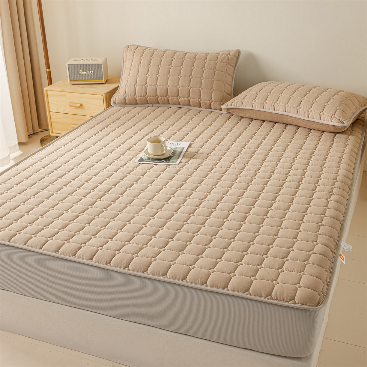 91家纺网 家纺一手货源 找家纺 2025新款全棉牛奶绒双面款夹棉床笠 深咖