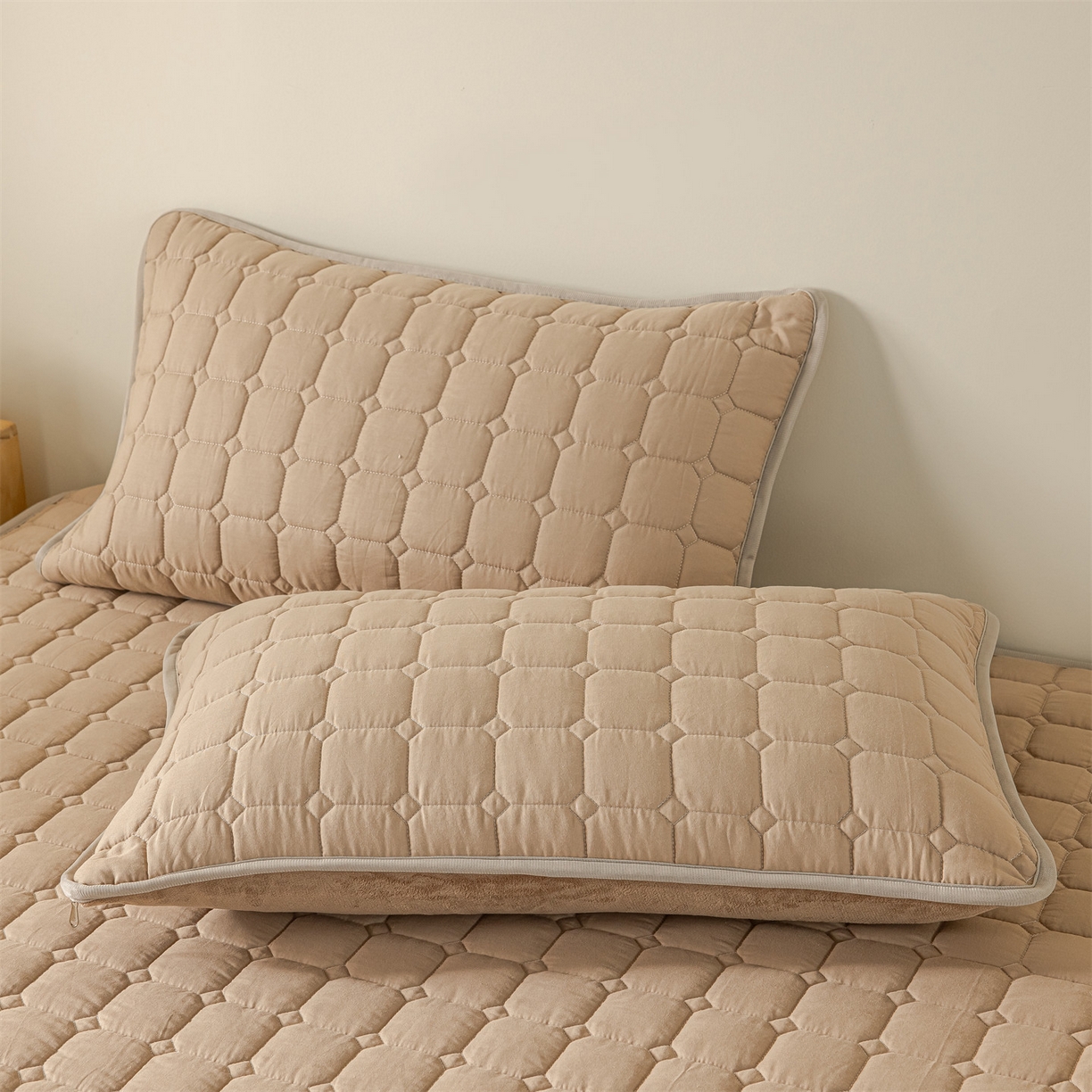 91家纺网 家纺一手货源 找家纺 2025新款全棉牛奶绒双面款夹棉床笠 深咖