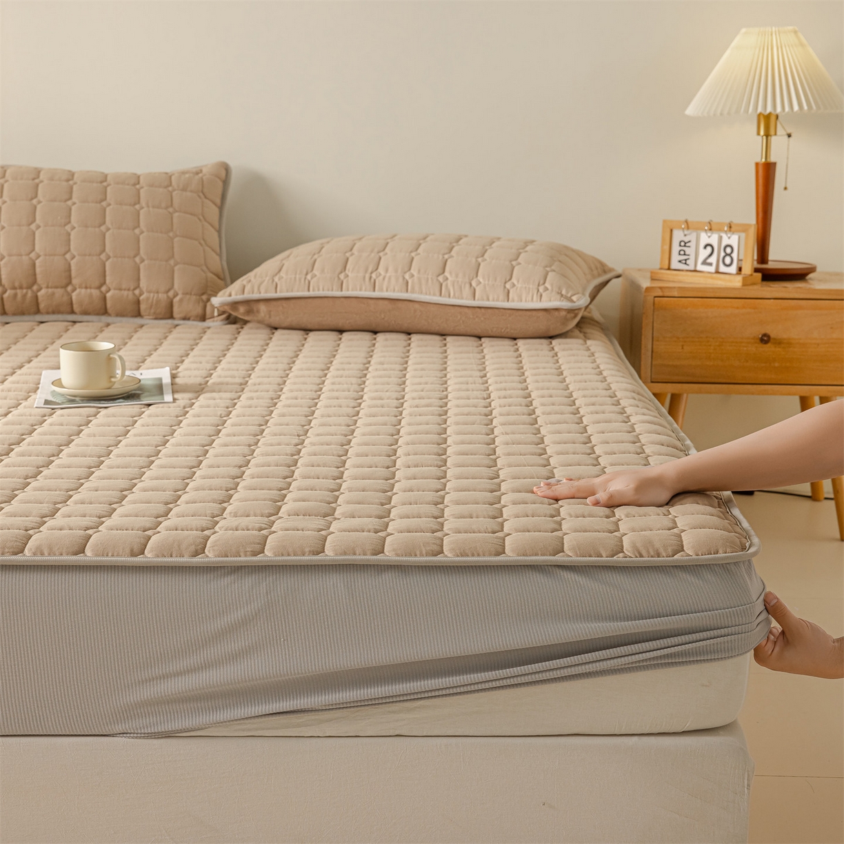 91家纺网 家纺一手货源 找家纺 2025新款全棉牛奶绒双面款夹棉床笠 深咖