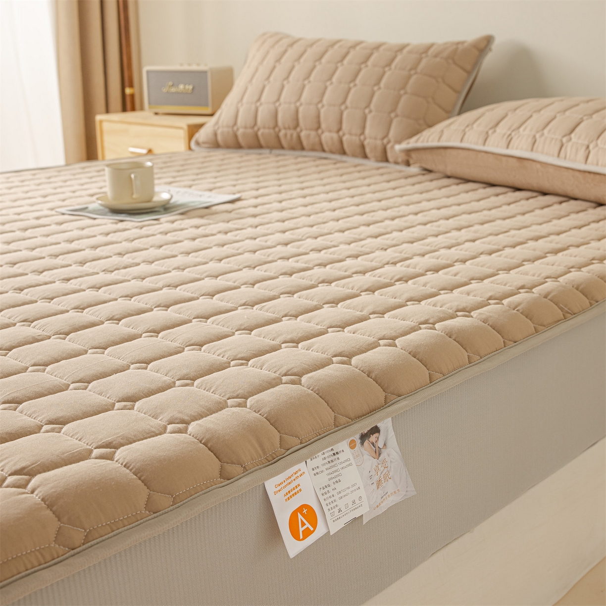 91家纺网 家纺一手货源 找家纺 2025新款全棉牛奶绒双面款夹棉床笠 深咖