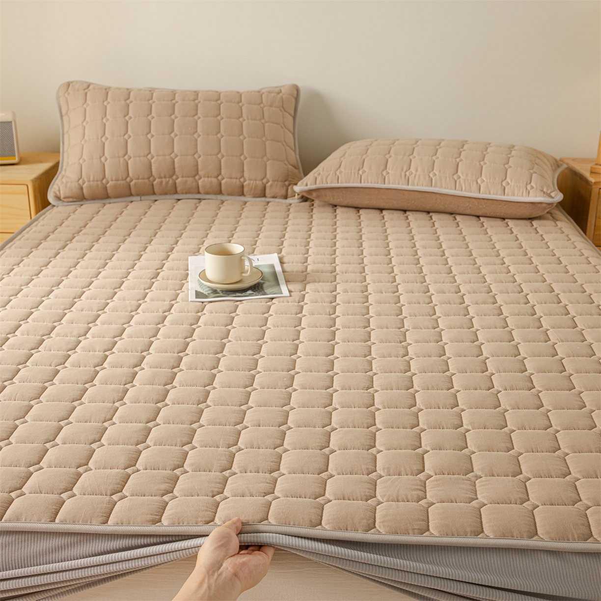 91家纺网 家纺一手货源 找家纺 2025新款全棉牛奶绒双面款夹棉床笠 深咖