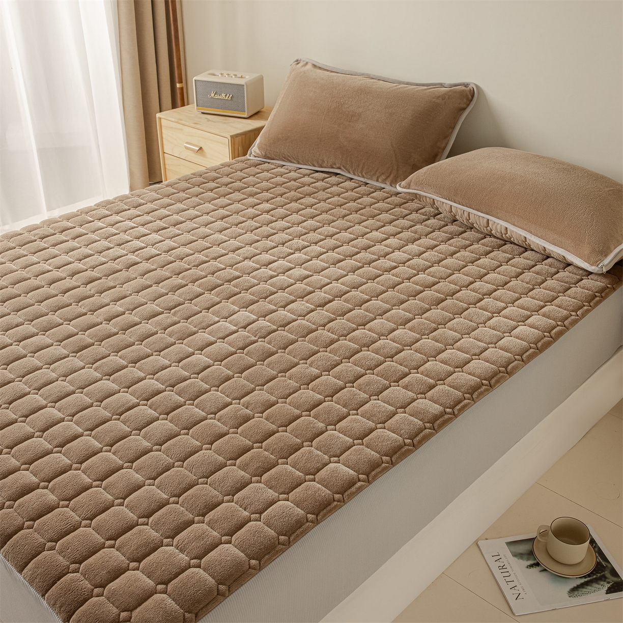 91家纺网 家纺一手货源 找家纺 2025新款全棉牛奶绒双面款夹棉床笠 深咖