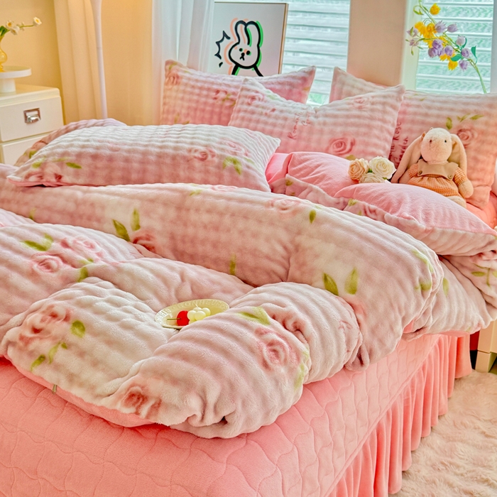 91家纺网 家纺一手货源 找家纺 金盛皇朝家纺 2025新款高克重仿兔毛泡泡牛奶绒床单床盖单件三件四件套 花辰月夕