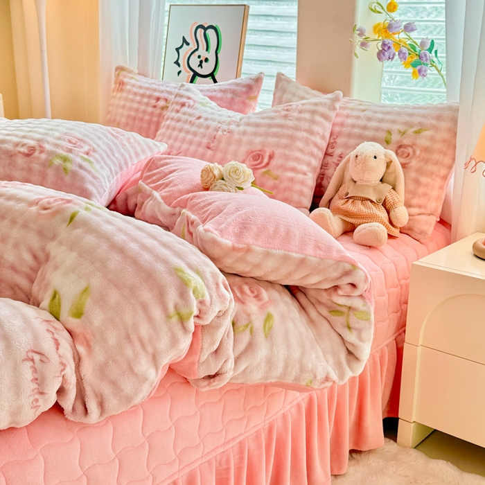 91家纺网 家纺一手货源 找家纺 金盛皇朝家纺 2025新款高克重仿兔毛泡泡牛奶绒床单床盖单件三件四件套 花辰月夕